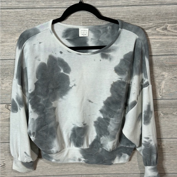 Skies are Blue Soft White & Gray Tie Dye Oversized Crop Sweatshirt Size Medium - Picture 3 of 9